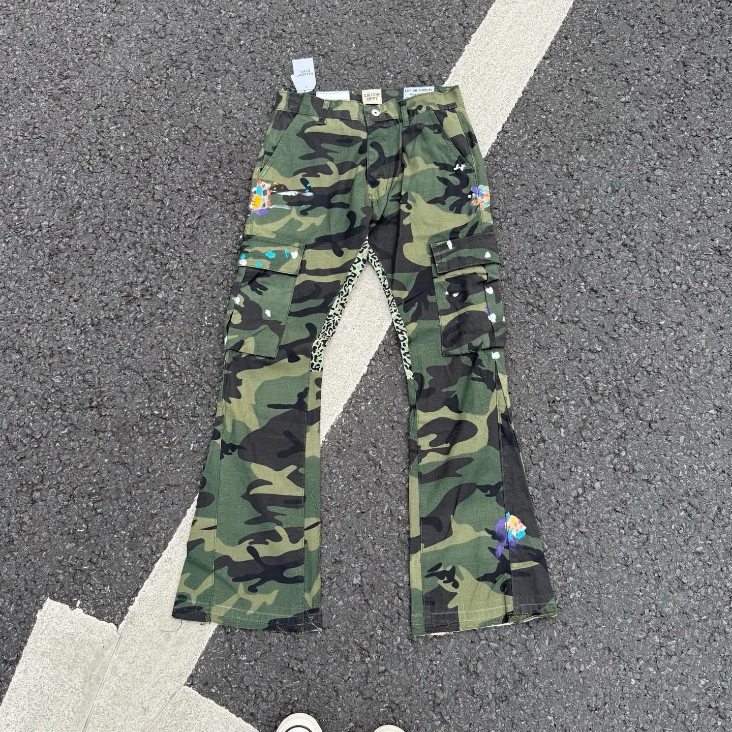 #8208 P260💰 GALLERY DEPT leopard print camouflage splash ink splicing overalls high street retro American casual trousers. Original purchased and patterned to truly restore the ultimate texture of Vintage. The whole splicing is in heavy water washing process. Craftsmen hand splash ink. You can see the details. Three-dimensional cutting version. Loose and comfortable. Not picky on the figure. Makes taller and slimmer. Seiko factory. Original quality control. Same style for men and women. Can be matched with couples. Versatile recommendation. Essential jeans for all seasons Color: Camouflage